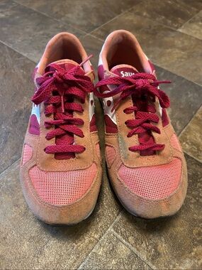 Saucony Shadow Women’s Size 7 Coral and Dark Pink Shoes